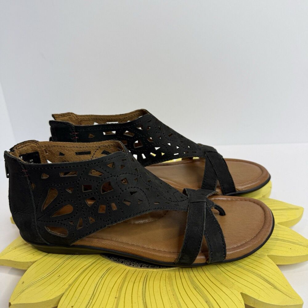 Cobb Hill 8 Black Laser Cut Leather Closed Heel Back Zip Thong Sandals